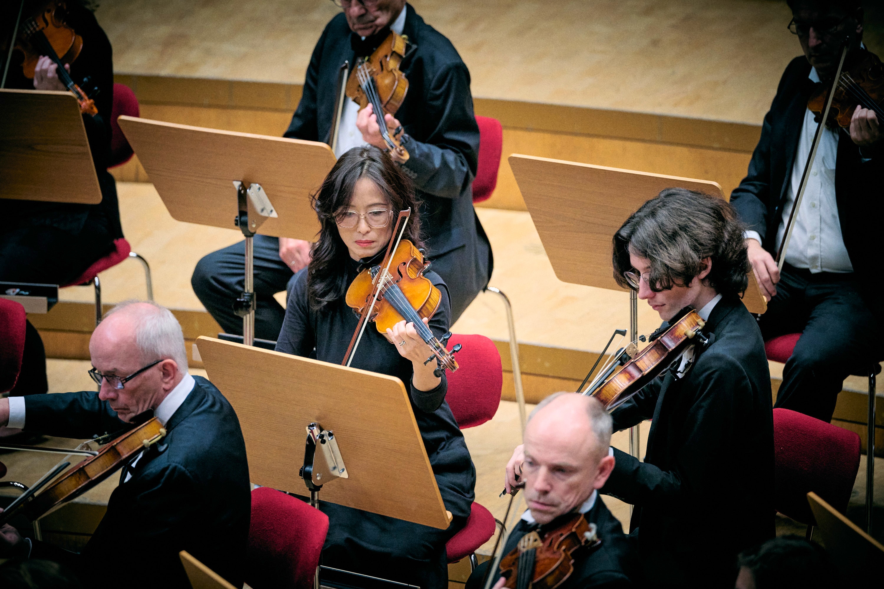 Erika Tsubaki performing on the violin